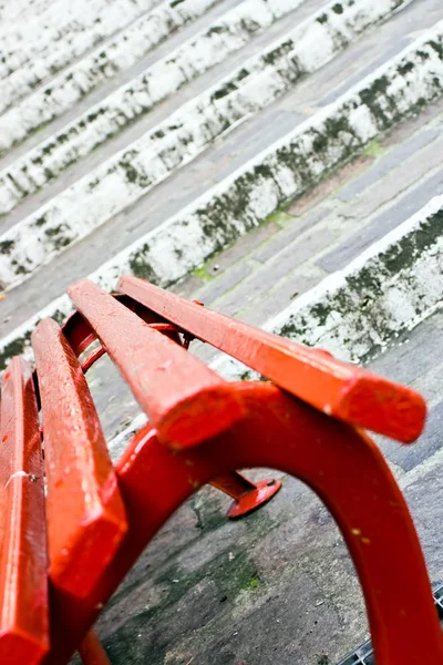 Asiento Rojo Escaleras Blancas — Foto de Stock
