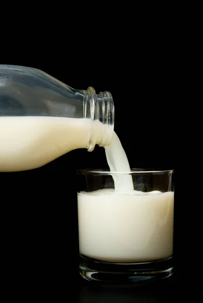 Склянка Молока Пляшка Води Чорному Фоні — стокове фото