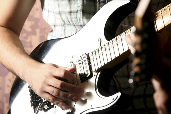 Fechar Mão Masculina Tocando Uma Guitarra — Fotografia de Stock