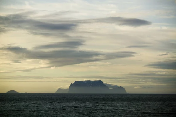 Fugloeya Uma Ilha Fundo Com Montanhas — Fotografia de Stock