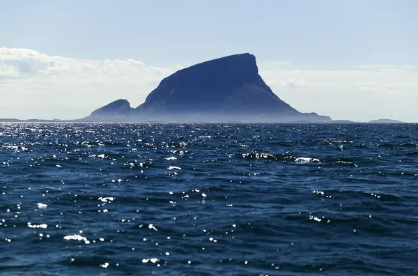 Lovund Insel Prominenter Berg Norwegen — Stockfoto