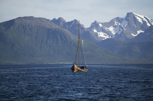 ノルウェーのフィヨルドのノルウェー船は — ストック写真