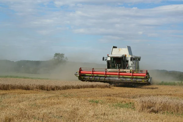 Combineer Oogstmachines Het Landbouwveld — Stockfoto