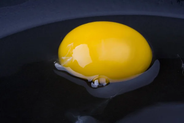 Siyah Tavada Yumurta Sarısı — Stok fotoğraf