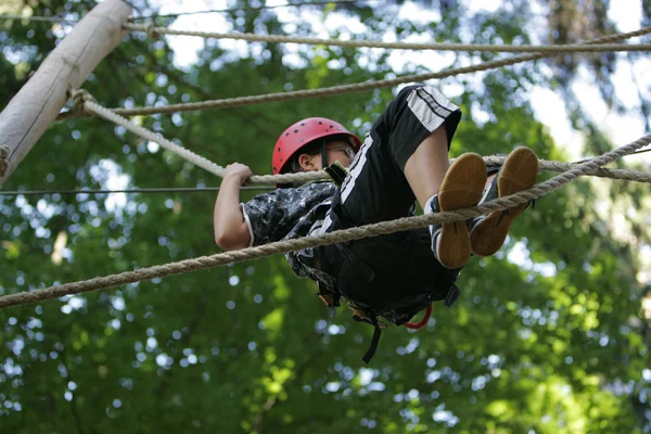 Junge Abenteuerpark — Stockfoto