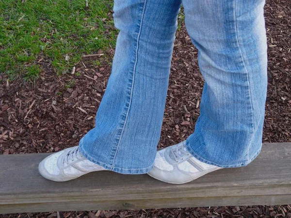 Nahaufnahme Von Frauenbeinen Jeans Und Jeanshosen — Stockfoto