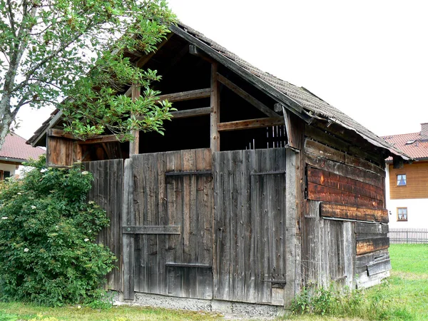 小さな木の小屋や納屋 — ストック写真