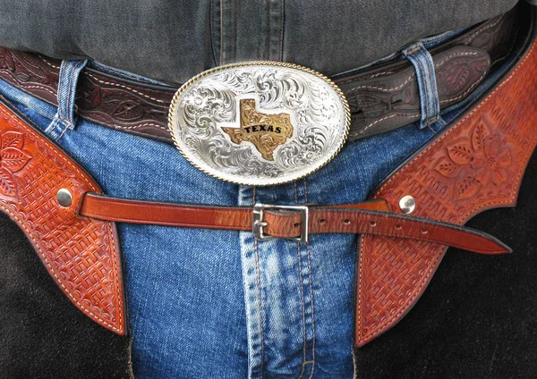 Par Cinturones Cuero Con Hebilla Sobre Fondo Madera — Foto de Stock