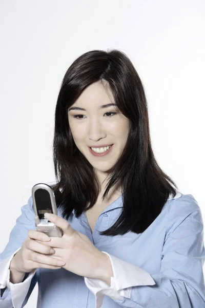 Asiatisk Kvinna Ringer Telefon — Stockfoto