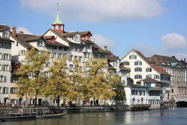 Prima Passeggiata Autunnale Con Bel Tempo Sul Limmat Zurich — Foto Stock