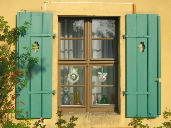 Altes Holzhaus Mit Fensterläden Und Blumen — Stockfoto