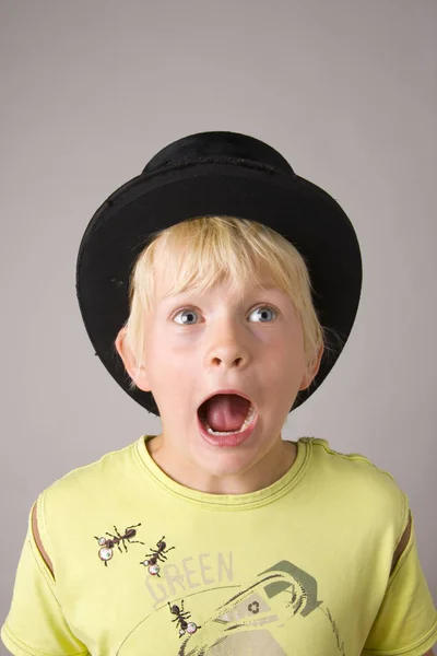 Portrét Křičícího Mladého Chlapce — Stock fotografie
