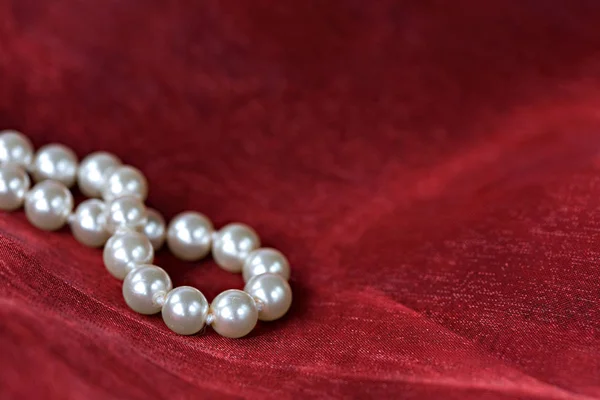 Collar Perlas Sobre Fondo Rojo — Foto de Stock