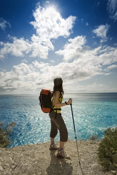 Mujer Excursionista Con Mochila Pie Playa — Foto de Stock