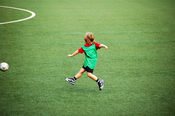 Enfant Pendant Entraînement Football — Photo