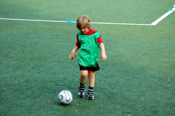 Дитина Під Час Футбольних Тренувань — стокове фото