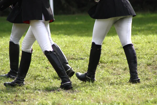 Twee Meisjes Spelen Met Een Voetbal Het Park — Stockfoto