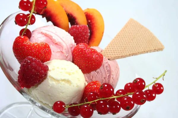 Eisbecher Mit Obst — Stockfoto