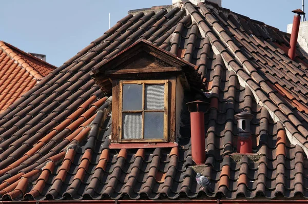 Prager Dächer Schornsteinschächte Fenster Und Tauben — Stockfoto