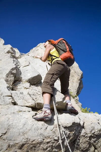 Kobieta Plecakiem Wspina Się Szczyt Góry — Zdjęcie stockowe