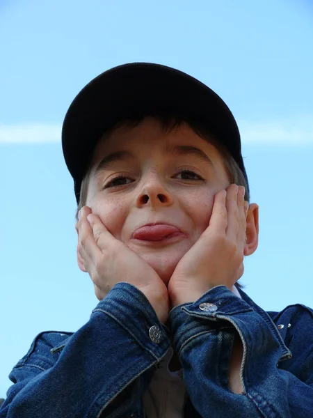 Niño Llama Atención Sobre Lengua — Foto de Stock