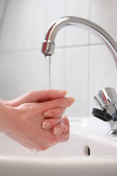 Hand Wassen Van Kraan Badkamer — Stockfoto