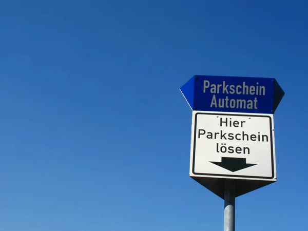 Nahsicht Auf Verkehrszeichen — Stockfoto