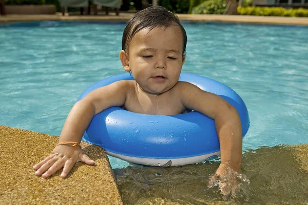 Baby Met Zwembanden — Stockfoto