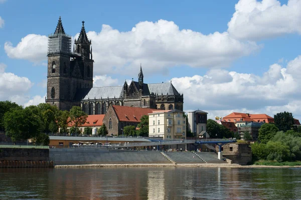 Widokiem Katedrę Elbe Magdeburgu — Zdjęcie stockowe