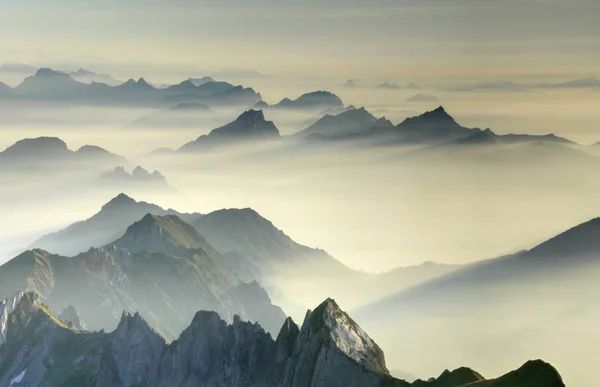 Vista Panorâmica Bela Paisagem Com Gama Montanhas — Fotografia de Stock
