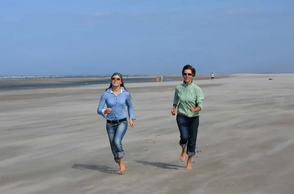 Genç Çift Kumsalda Koşuyor — Stok fotoğraf