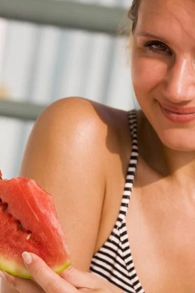 Junge Frau Isst Wassermelone Strand — Stockfoto