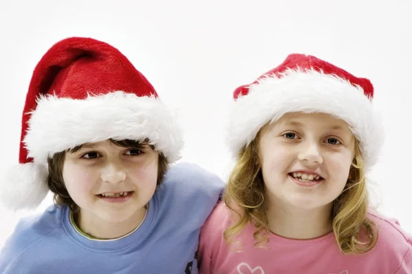 Kinderen Met Kerstmutsen — Stockfoto