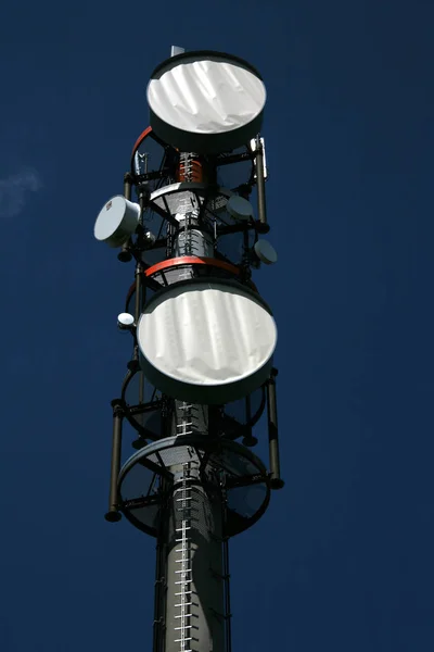 Antena Parabólica Fundo Céu — Fotografia de Stock