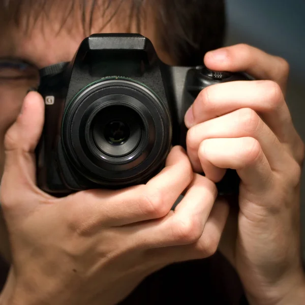 Fotógrafo Com Câmera Fundo Preto — Fotografia de Stock