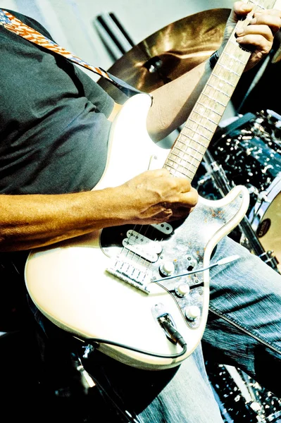 Baixo Guitarrista Com Uma Mão Fundo Preto — Fotografia de Stock