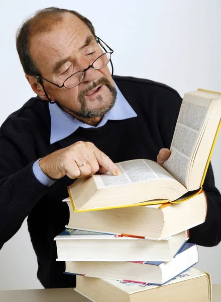 Uomo Affari Che Legge Libro — Foto Stock