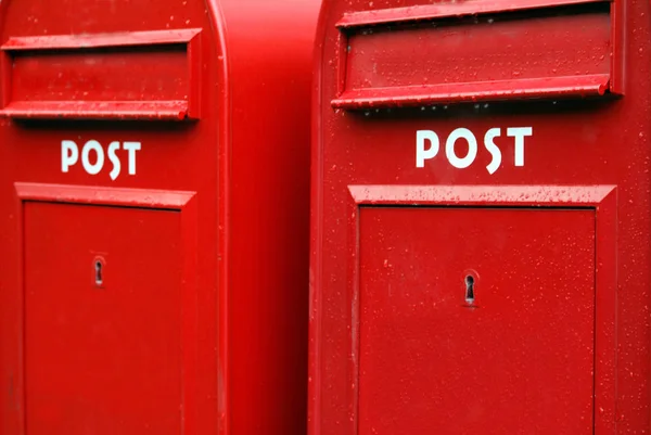 背景に赤いメールボックス — ストック写真