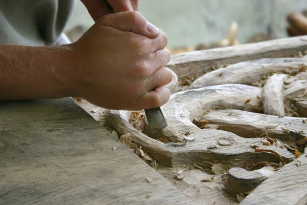 Handen Van Een Man Die Een Houten Stuk Hout Maakt — Stockfoto