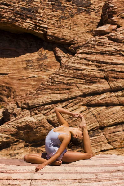 Yoga Nella Roccia Rossa — Foto Stock