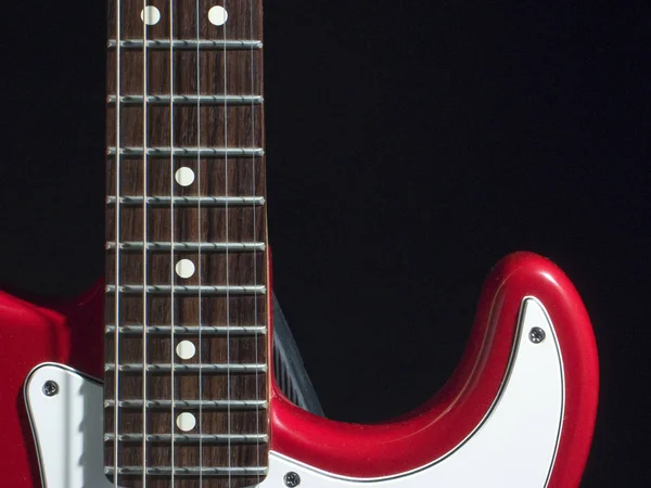 Guitarra Eléctrica Roja Sobre Fondo Negro —  Fotos de Stock