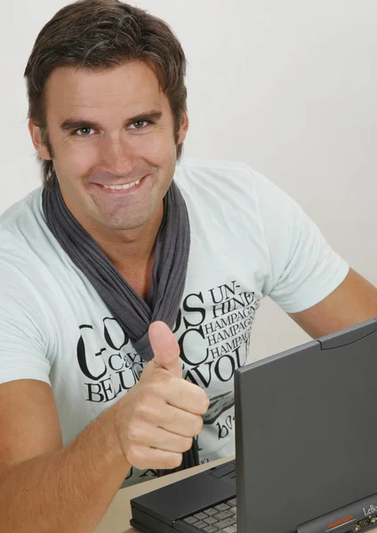 Man Met Laptop Creditcard — Stockfoto