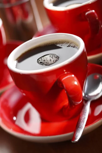 テーブルの上に熱いコーヒーと赤いハートの形のカップ — ストック写真