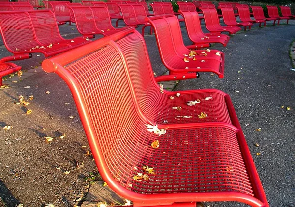 Stare Czerwone Fotele Parku — Zdjęcie stockowe