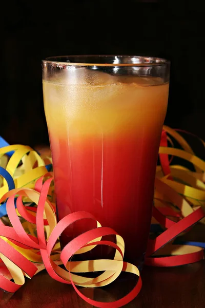 Cocktail Auf Schwarzem Hintergrund — Stockfoto