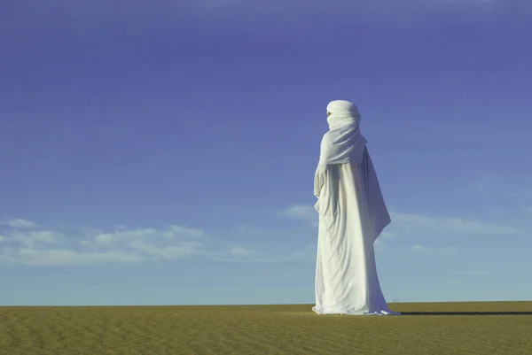Μια Γυναίκα Ένα Λευκό Φόρεμα Στέκεται Στην Άκρη Της Ερήμου — Φωτογραφία Αρχείου
