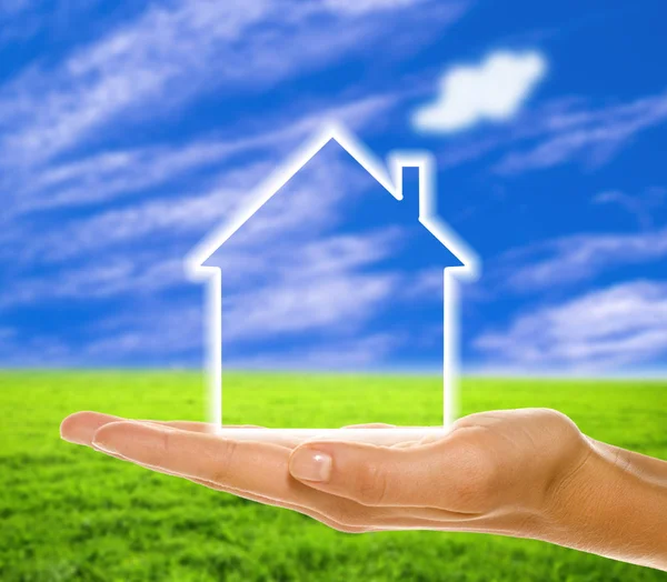 概念或概念住房或抵押贷款保险和房屋形状在绿色背景之上 — 图库照片#