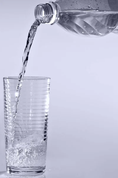 Vaso Agua Con Cubos Hielo Fondo Gris — Foto de Stock