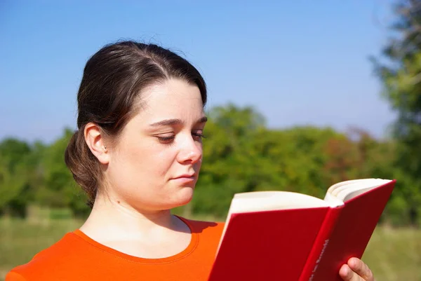 Jonge Vrouw Leest Een Boek Het Park — Stockfoto
