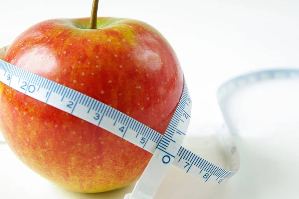 Jabłko Taśmą Pomiarową Jako Sugestia Diety — Zdjęcie stockowe